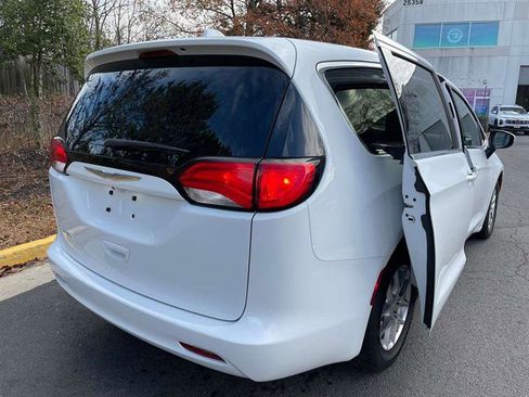 Used 2017 Chrysler Pacifica LX image 19