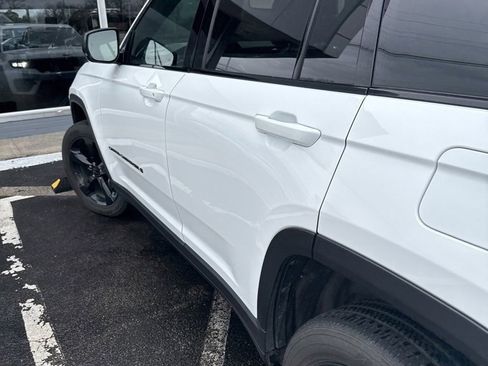 Used 2023 Jeep Grand Cherokee Altitude image 11