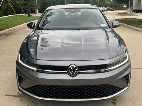 Used 2025 Volkswagen Jetta SE w/ Sunroof Package FWD image 3