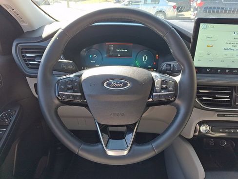 Used 2025 Ford Escape Platinum w/ Premium Technology Package AWD/4WD image 19