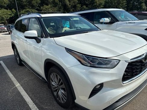Used 2021 Toyota Highlander Platinum FWD image 2