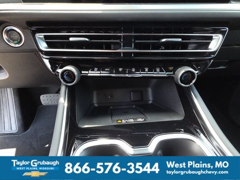New 2026 Chevrolet Traverse LT w/ Sun and Wheel Package FWD image 23