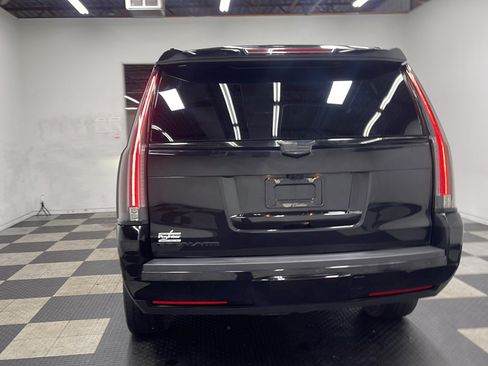 Used 2020 Cadillac Escalade Luxury w/ Escalade Sport Edition AWD/4WD image 17