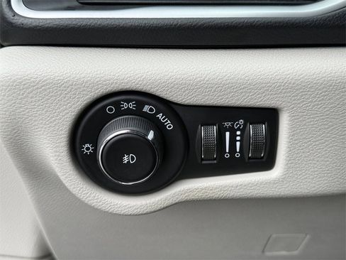 Used 2018 Chrysler Pacifica Touring-L image 20