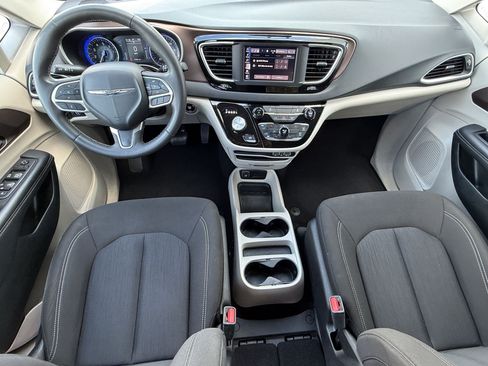 Used 2023 Chrysler Voyager LX FWD image 17