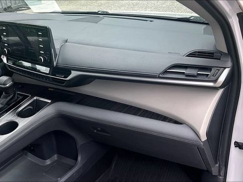 Used 2022 Toyota Sienna Limited AWD/4WD image 15