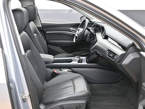 Used 2022 Audi e-tron Premium Plus w/ Premium Plus Package AWD/4WD image 35