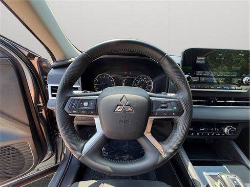 Used 2023 Mitsubishi Outlander SE image 25
