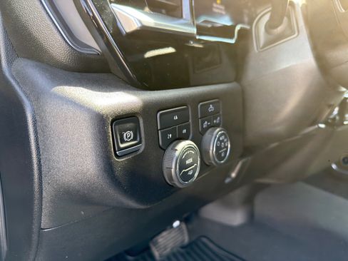 Used 2025 Chevrolet Silverado 2500 LT w/ Convenience Package image 28