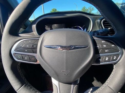 Used 2025 Chrysler Pacifica Select FWD image 31