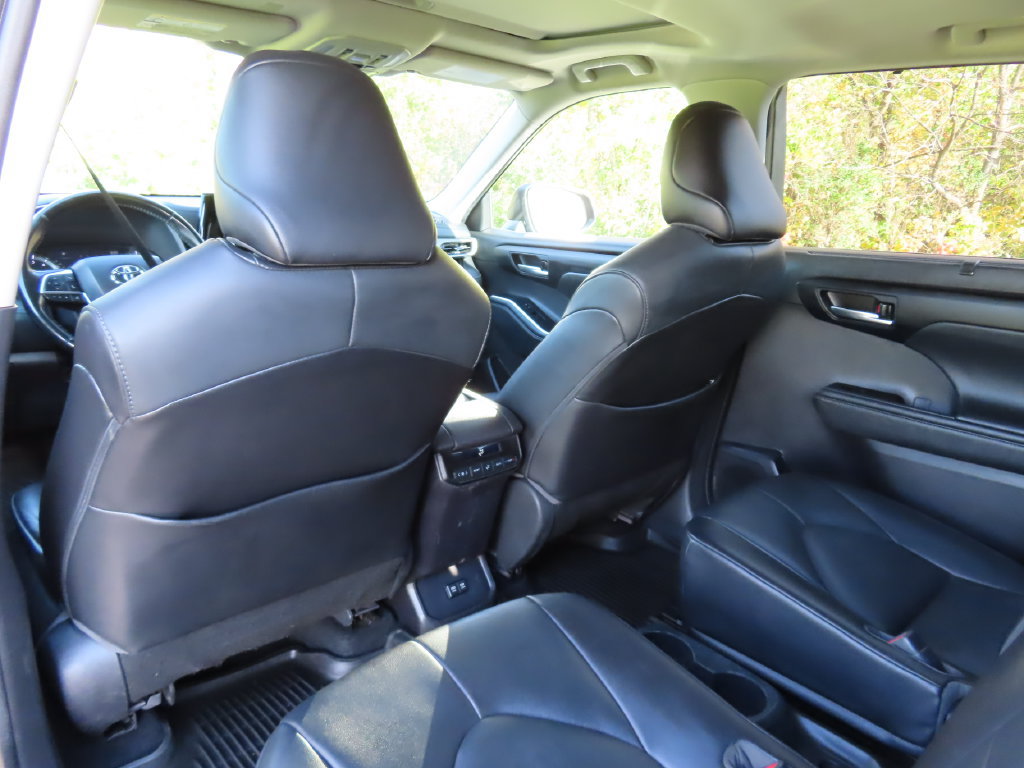 Used 2021 Toyota Highlander XLE AWD/4WD image 30