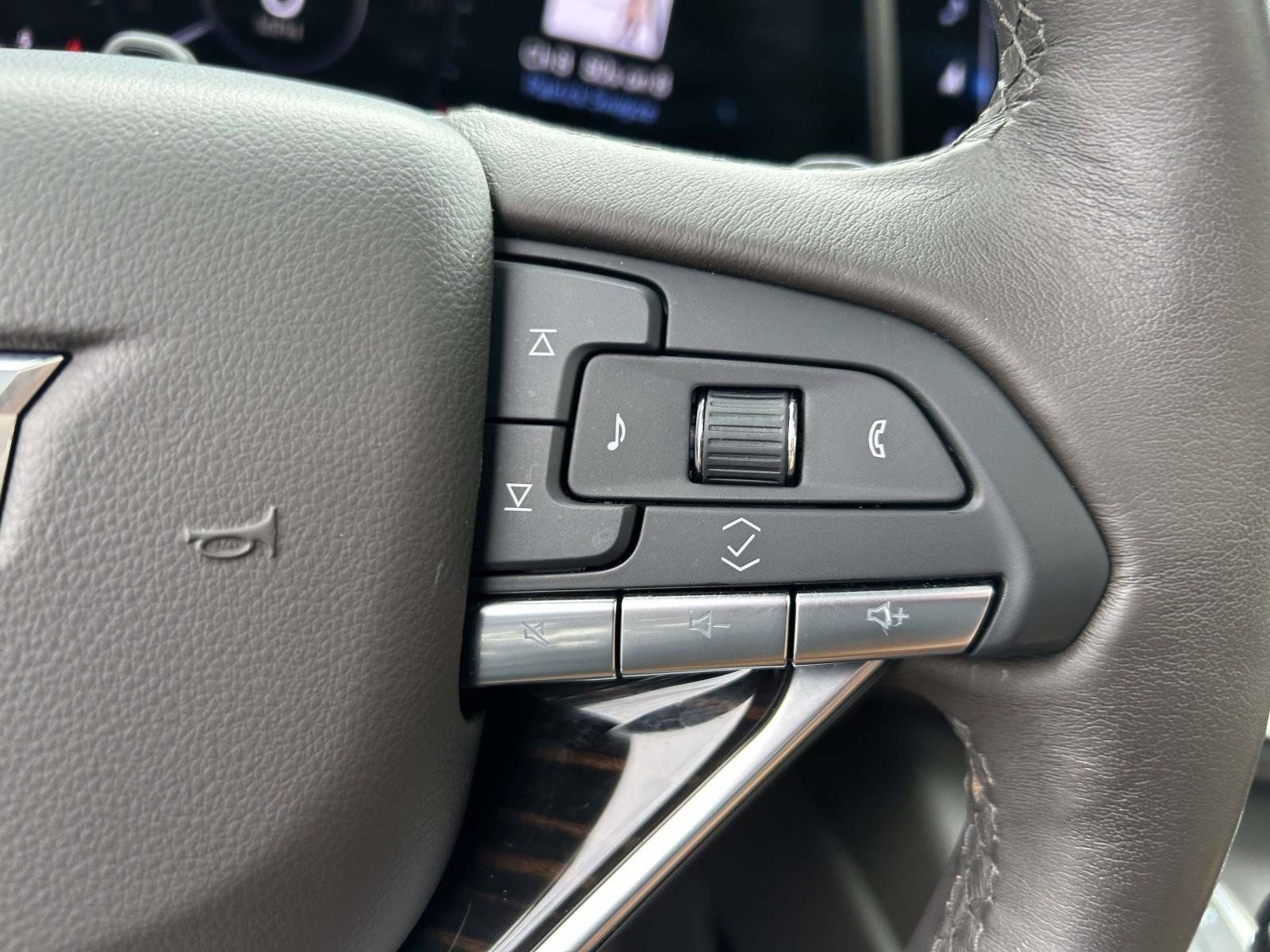 Certified 2022 Cadillac Escalade ESV Premium Luxury w/ Performance Package AWD/4WD image 25