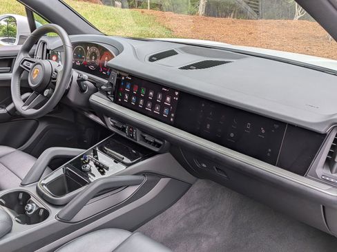 Certified 2025 Porsche Cayenne AWD/4WD image 28