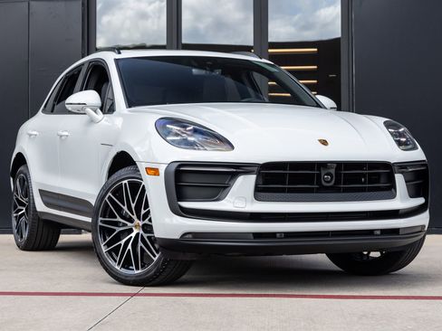 Certified 2026 Porsche Macan AWD/4WD image 6