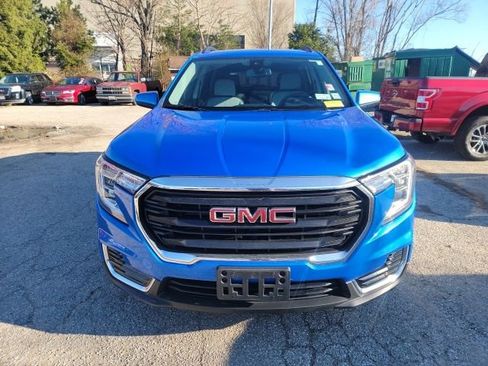 Used 2024 GMC Terrain SLE w/ Driver Convenience Package image 2