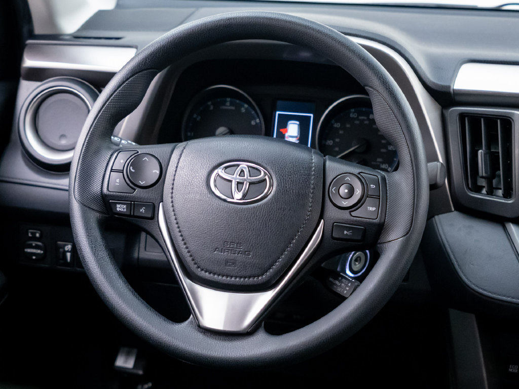 Used 2018 Toyota RAV4 LE FWD image 13