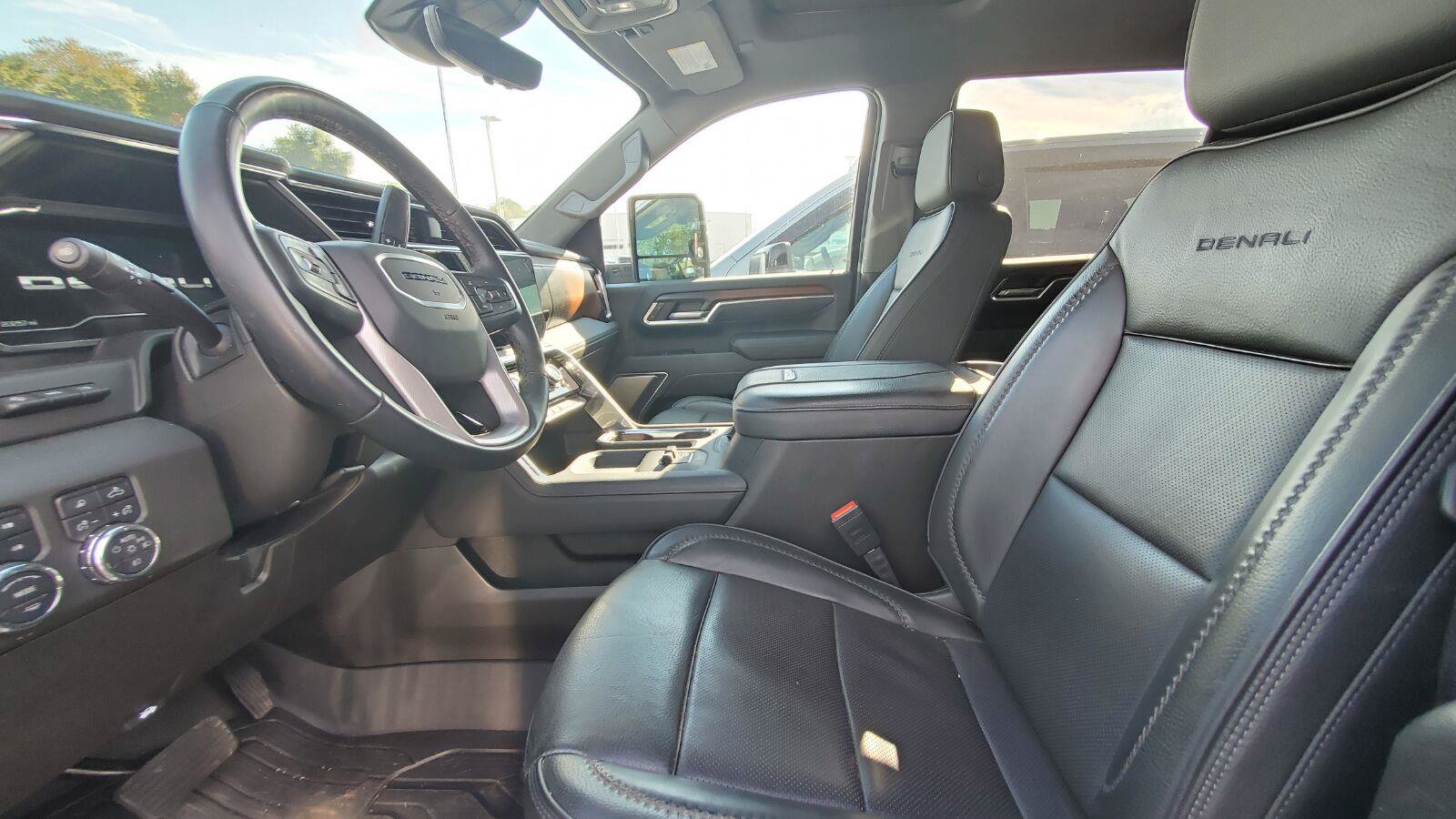 Used 2025 GMC Sierra 2500 Denali w/ Denali Reserve Package AWD/4WD image 3
