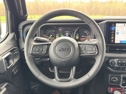 Used 2025 Jeep Wrangler Unlimited Rubicon 4xe w/ Convenience Group AWD/4WD image 29