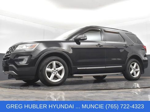 Used 2017 Ford Explorer XLT w/ Equipment Group 202A AWD/4WD image 24