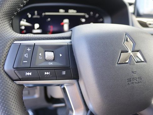 Used 2025 Mitsubishi Outlander SE image 25