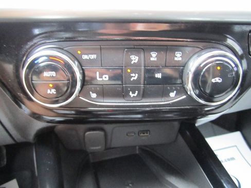 Used 2025 Chevrolet Trax LT w/ Sunroof Package FWD image 19