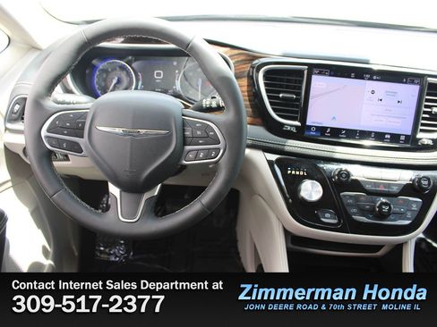 Used 2023 Chrysler Pacifica Limited FWD image 14