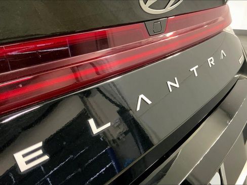 Used 2025 Hyundai Elantra Limited FWD image 8