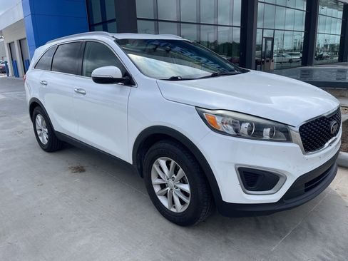Used 2017 Kia Sorento FWD w/ LX Convenience Package image 3