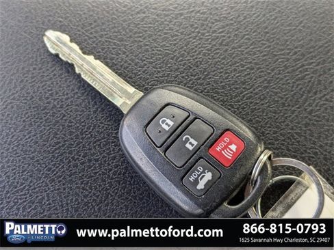 Used 2016 Toyota Camry SE image 25