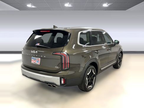 Used 2024 Kia Telluride EX w/ EX Captain's Chair Package image 8