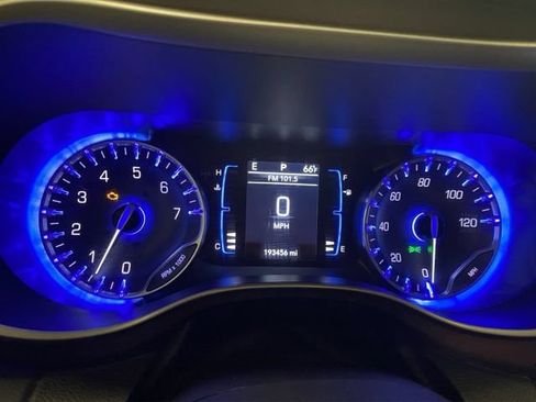 Used 2017 Chrysler Pacifica Touring-L FWD image 28