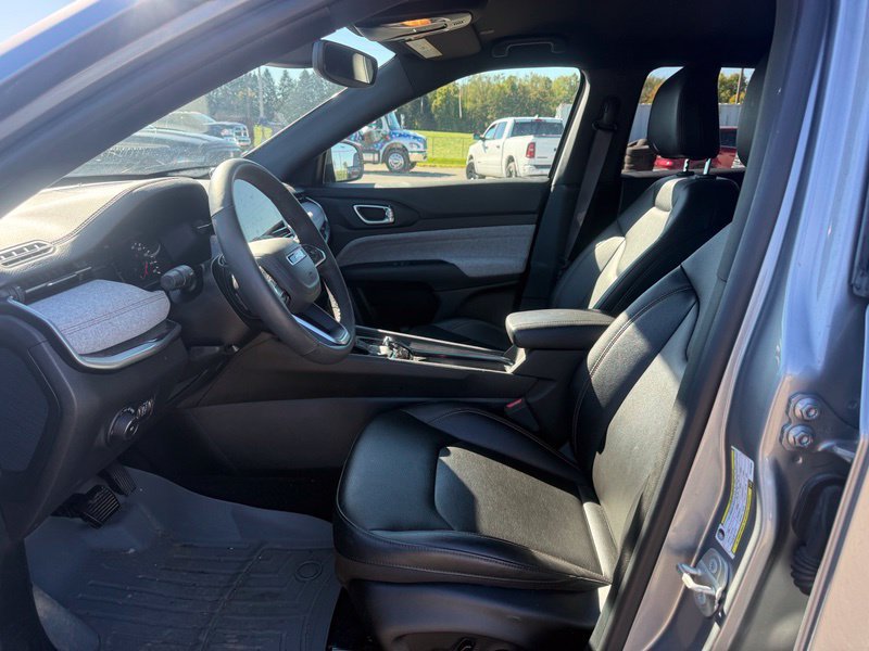 Used 2023 Jeep Compass Latitude AWD/4WD image 3