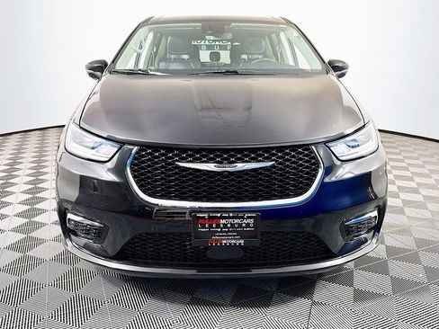Used 2022 Chrysler Pacifica Touring-L FWD image 2