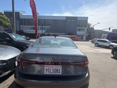 Used 2025 Volkswagen Jetta SE FWD image 4