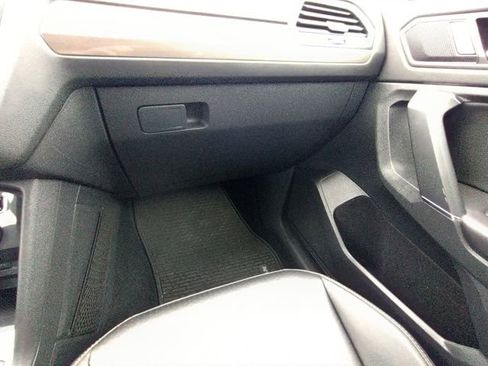Used 2020 Volkswagen Tiguan SE image 42