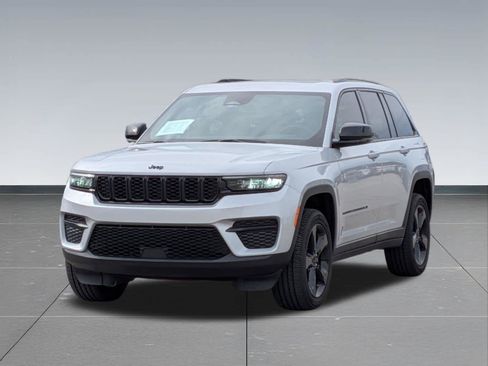 Used 2024 Jeep Grand Cherokee Altitude AWD/4WD image 9