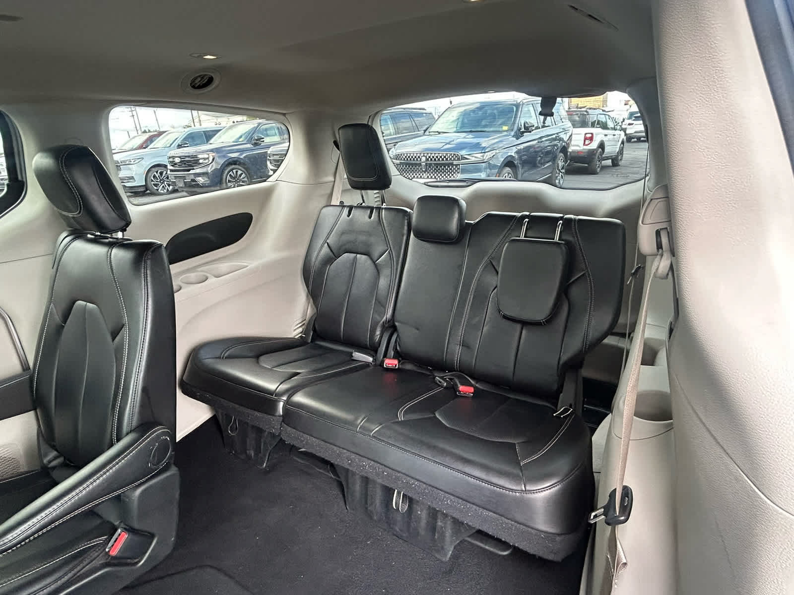 Used 2024 Chrysler Pacifica Touring-L FWD image 10