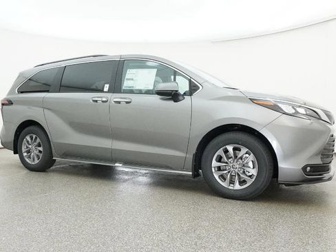 New 2026 Toyota Sienna XLE image 31