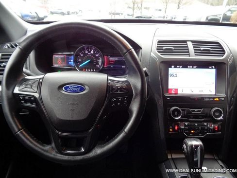 Used 2018 Ford Explorer XLT w/ Equipment Group 202A image 11