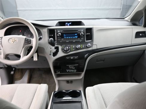 Used 2012 Toyota Sienna LE image 13