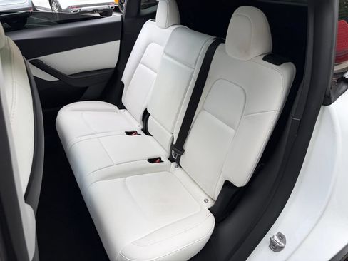 Used 2022 Tesla Model Y Long Range AWD/4WD image 31