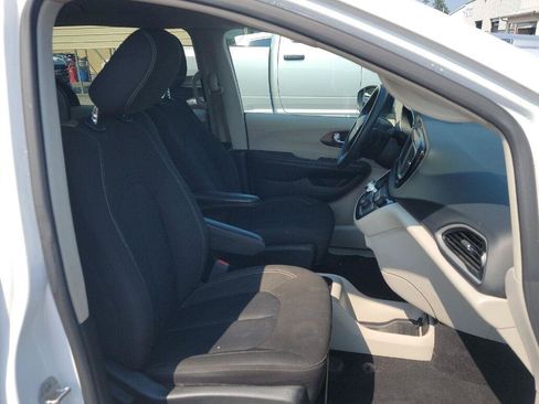 Used 2023 Chrysler Voyager LX FWD image 13