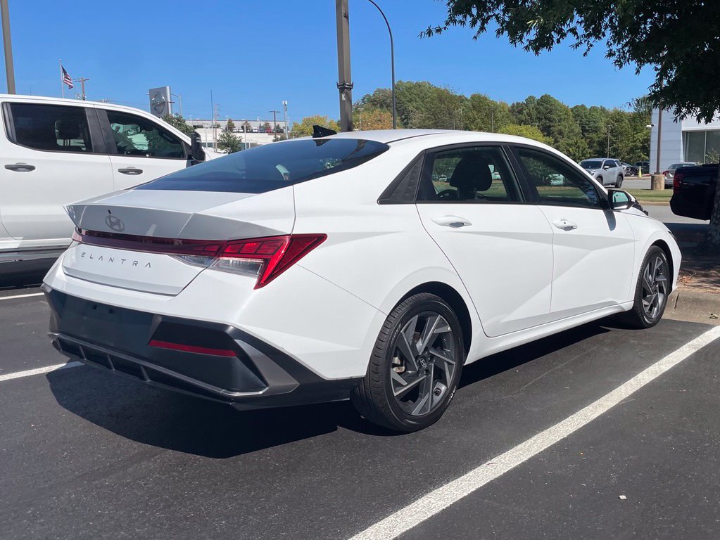 Used 2025 Hyundai Elantra SEL FWD image 5