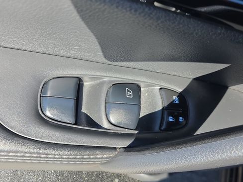 Used 2020 Nissan Rogue Sport SV image 26