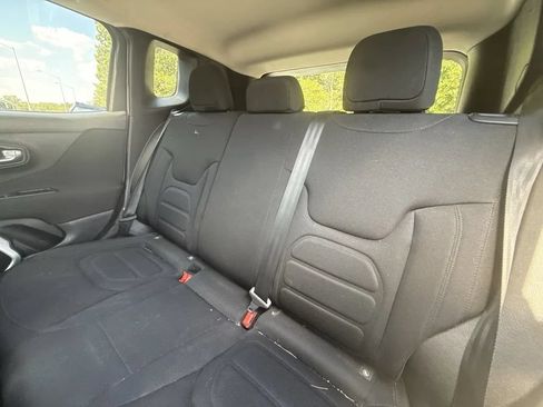 Used 2018 Jeep Renegade Latitude FWD image 9