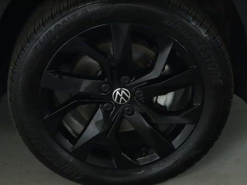 Used 2023 Volkswagen Taos SE w/ Panoramic Sunroof Package AWD/4WD image 10