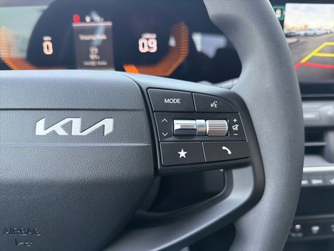 New 2025 Kia K4 LX image 37