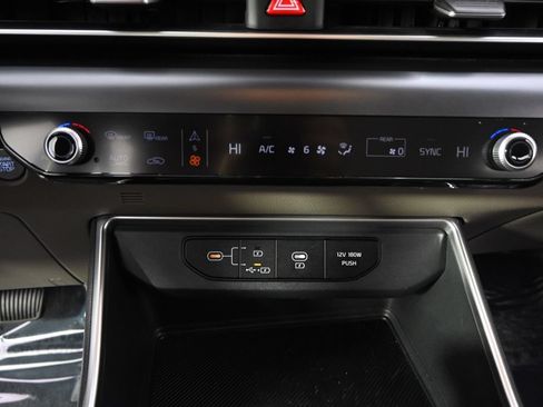 Used 2026 Kia Carnival FWD image 32