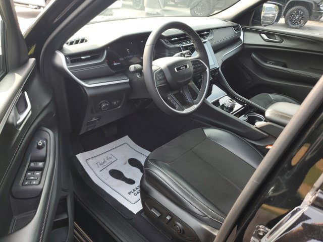 Used 2023 Jeep Grand Cherokee Altitude AWD/4WD image 12