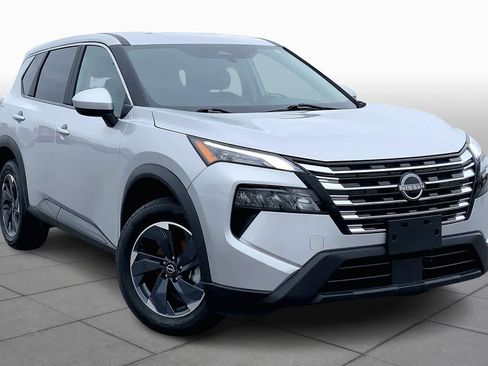 Used 2024 Nissan Rogue SV image 3